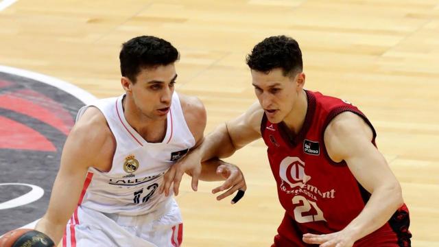 Carlos Alocén defendido por San Miguel en el Zaragoza - Real Madrid de Liga Endesa