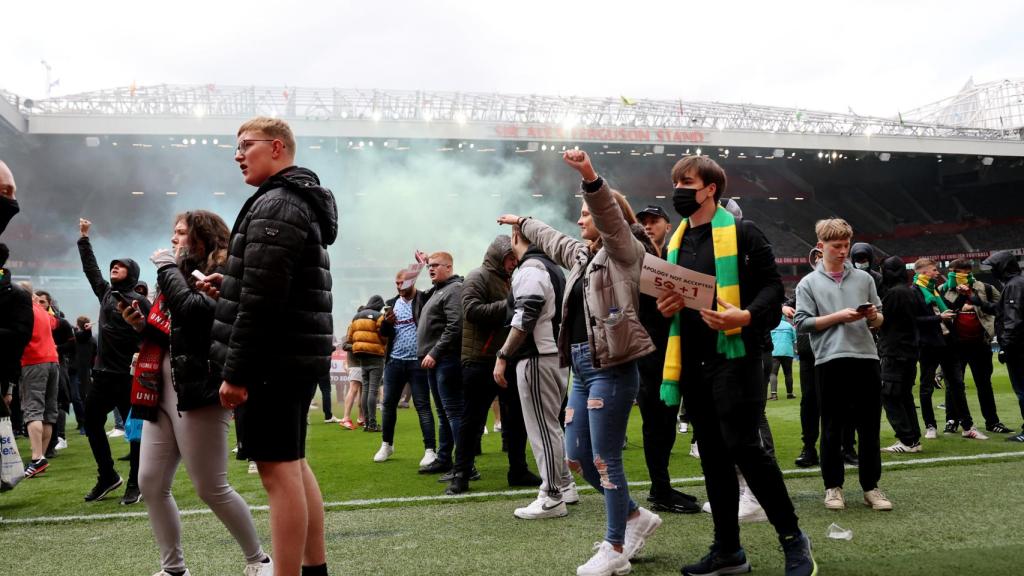 Los aficionados del Manchester United dentro de Old Trafford