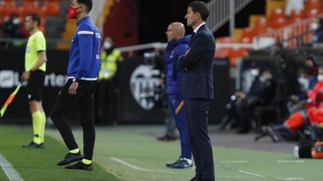 Javi Gracia dando indicaciones al Valencia desde la banda