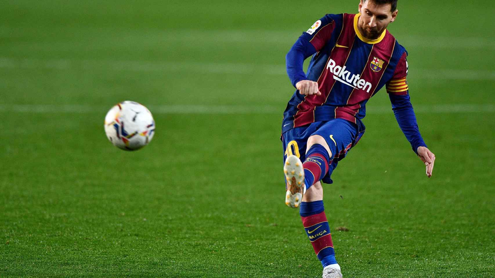 Messi lanzando a portería