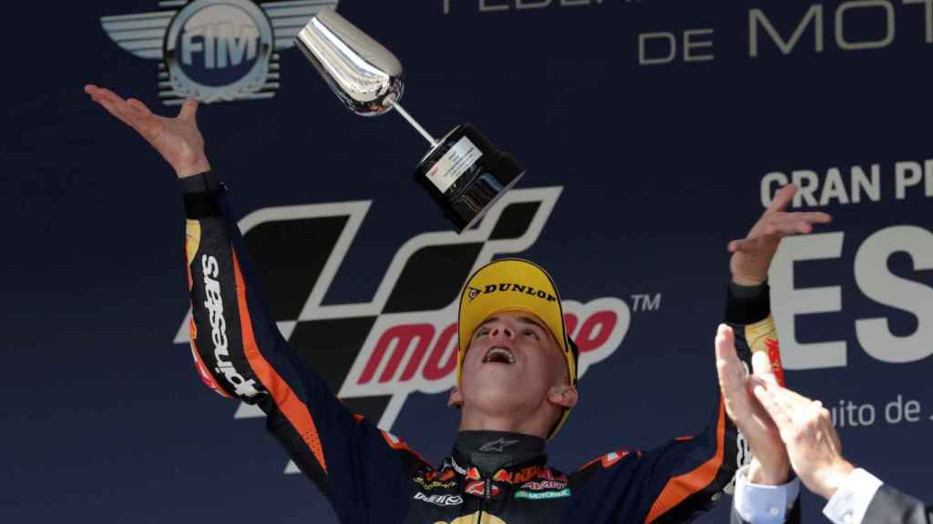 Pedro Acosta celebra su victoria en Jerez