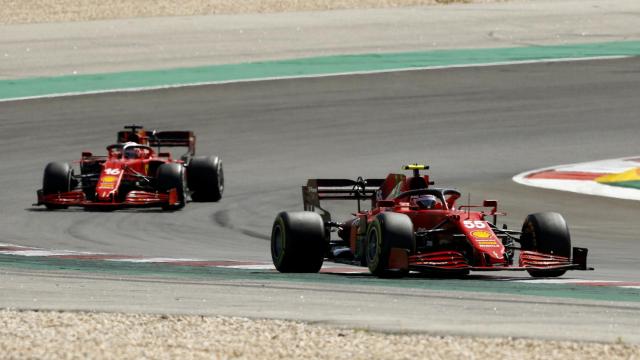 Carlos Sainz rodando por delante de Leclerc en Portimao