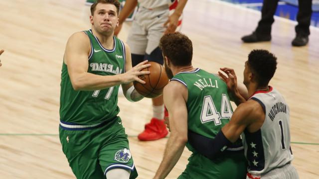 Doncic realiza una entrada a canasta contra los Wizards