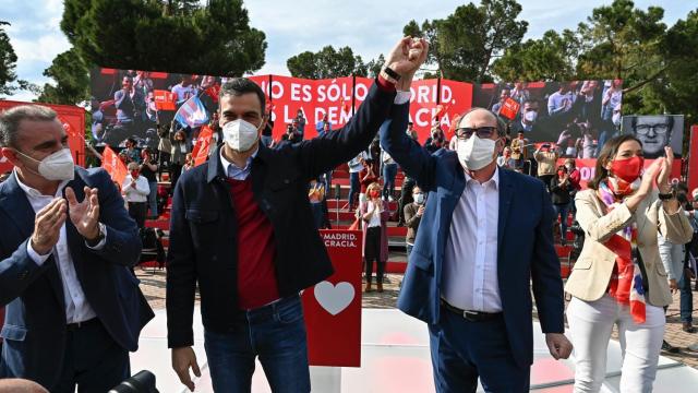 Pedro Sánchez y Ángel Gabilondo, en su último mitin de campaña.