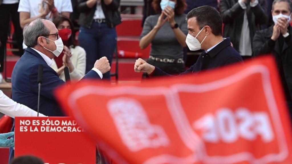 Ángel Gabilondo y Pedro Sánchez en el mitin de cierre de campaña del PSOE, con el lema No es sólo Madrid, es la democracia.