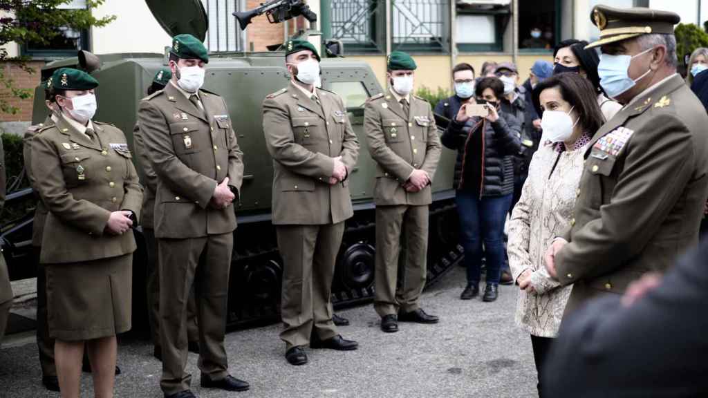 Margarita Robles visita el acuartelamiento de Aizoáin.
