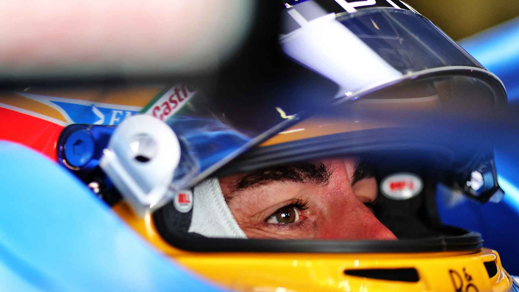Fernando Alonso, con su casco