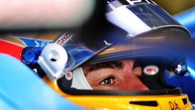 Fernando Alonso, con su casco