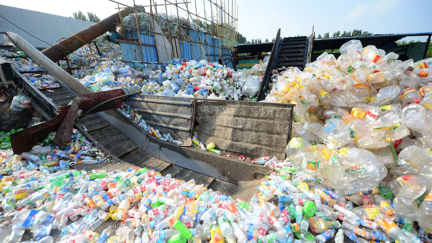 Una planta de reciclaje de botellas de plástico.