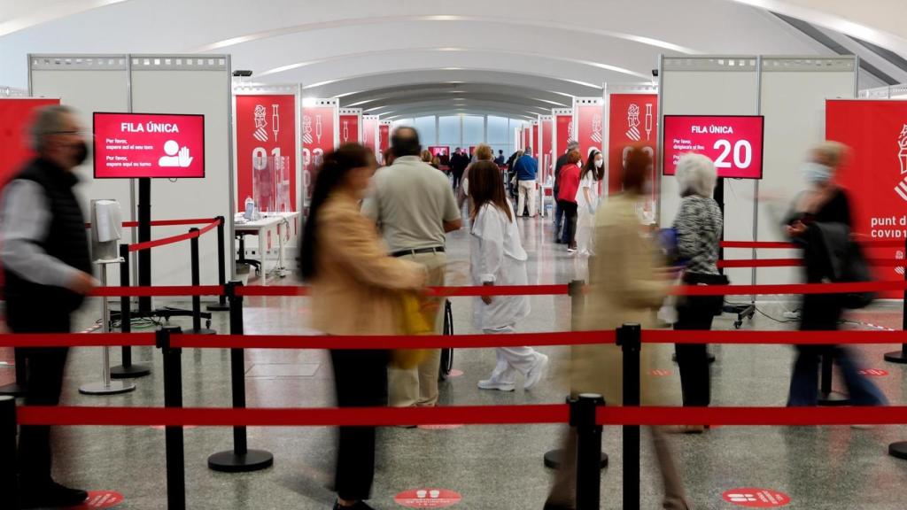 Colas de vacunación en la Ciudad de las Artes y las Ciencias.
