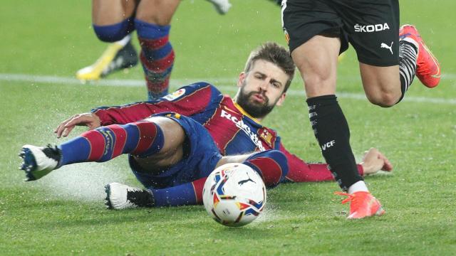 Piqué se lanza a hacer un corte