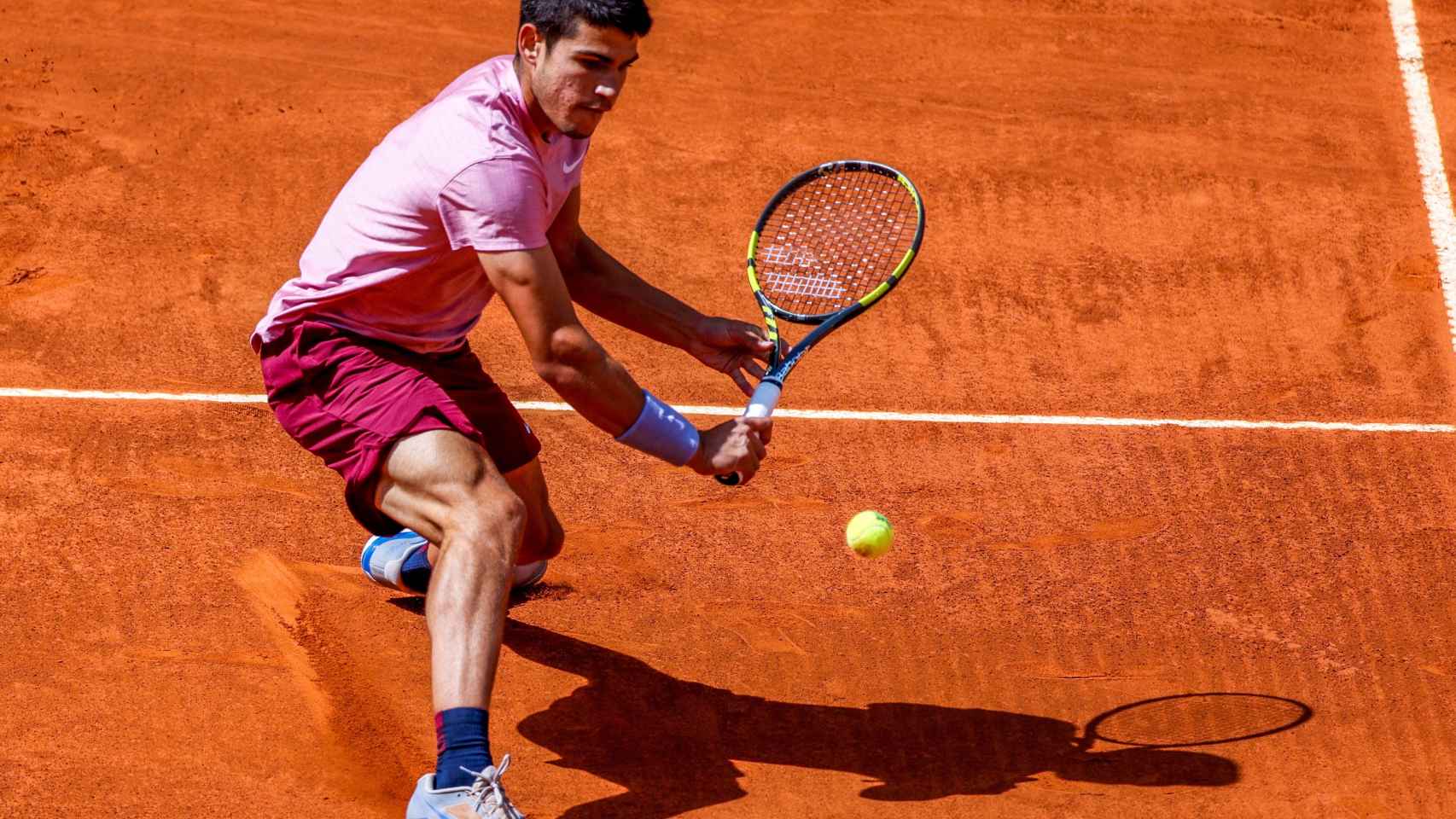 Carlos Alcaraz golpea un revés cortado en la red en el Mutua Madrid Open
