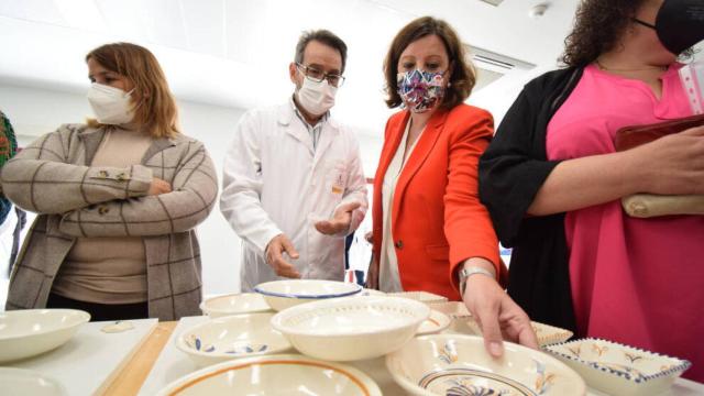 La consejera de Economía y Empleo de Castilla-La Mancha, Patricia Franco, este lunes en Talavera junto a la alcaldesa, Tita García, durante la visita a un taller de cerámica