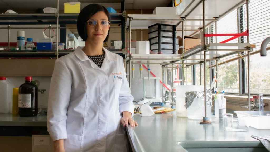 La doctora Judith Guasch en el laboratorio del Instituto de Ciencias de Materiales de Barcelona.