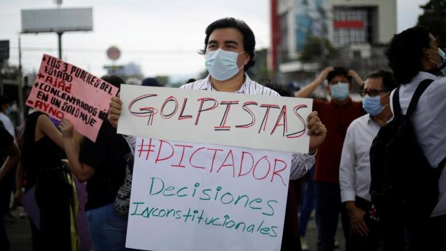 Organizaciones de El Salvador se manifiestan en contra de la destitución de magistrados de la Corte Suprema.