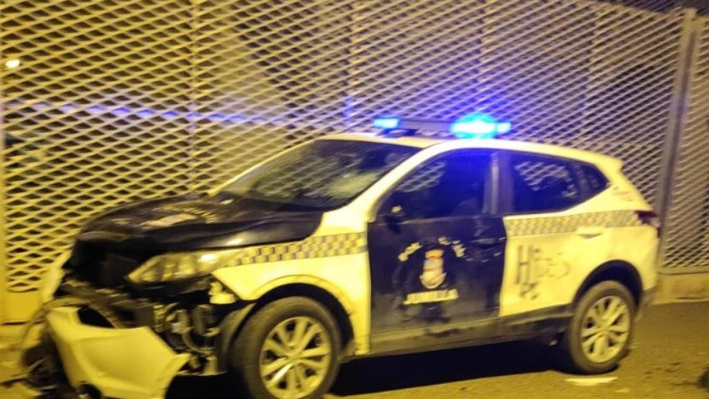 Estado en el que quedó un coche patrulla de la Policía Local de Jumilla tras la protesta.