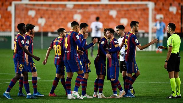 Los jugadores del FC Barcelona celebran la victoria ante el Valencia