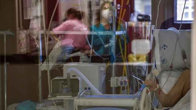 Un paciente enfermo de Covid-19 espera a ser atendido en la UCI del Hospital de Basurto, en Bilbao. EFE/Miguel Toña