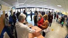 Votantes ejercen su derecho a voto en el Colegio Pinar del Rey en Madrid. Efe