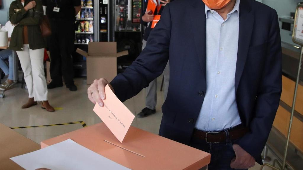 Edmundo Bal votando en su colegio electoral.