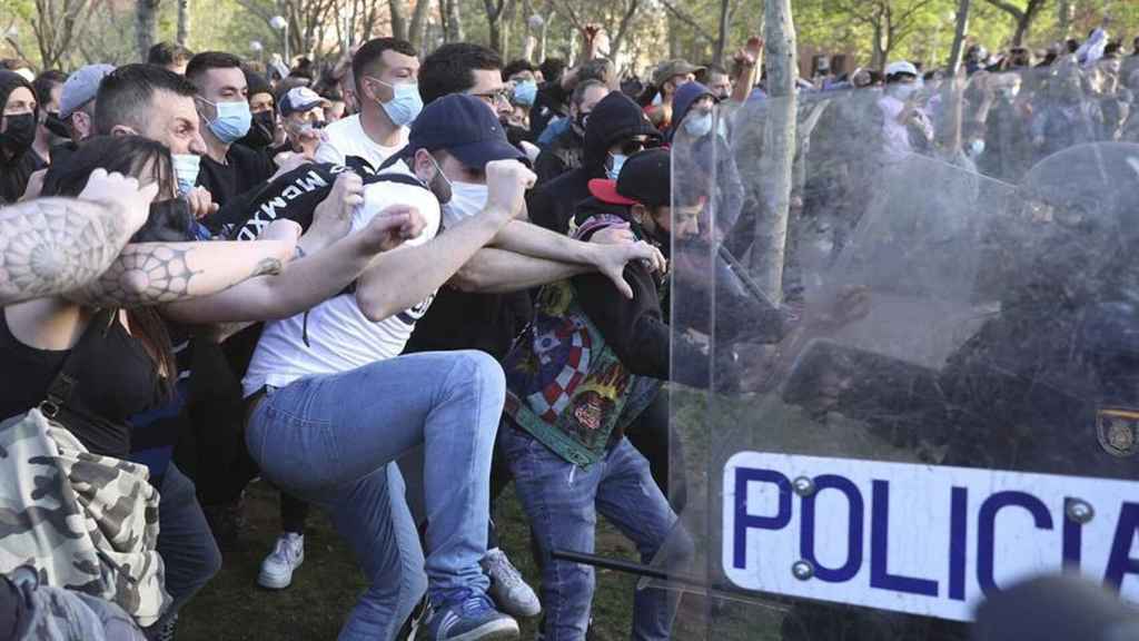 Los manifestantes contrarios al mitin de Vox del 14 de abril, en un enfrentamiento contra los agentes de Policía.