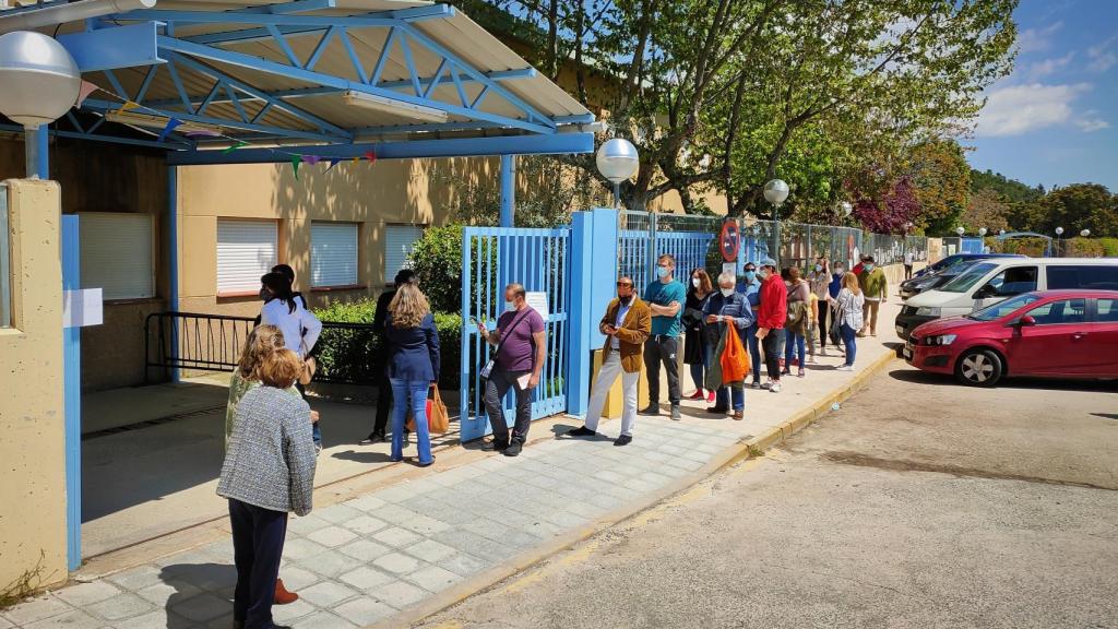 Cola para votar en el Colegio Público La Navata.