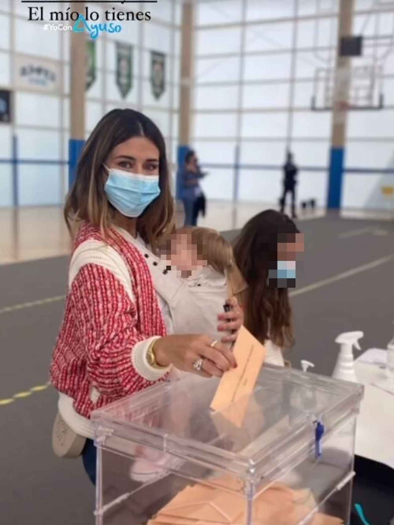 Elena Tablada votando por Isabel Díaz Ayuso junto a sus dos hijas, Ella y Camila.
