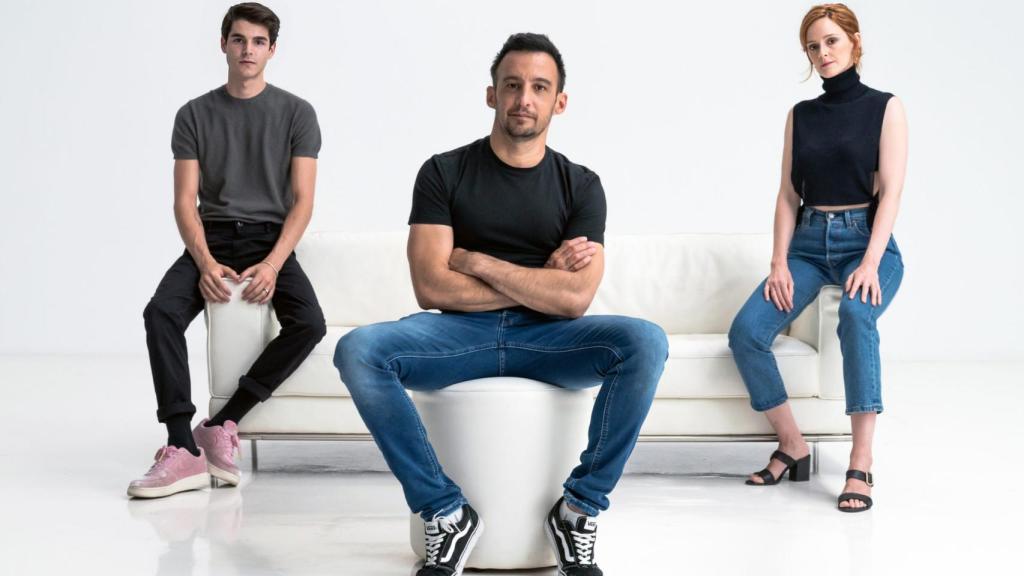 Álvaro Mel, junto a su director (Alejandro Amenábar) y su compañera de reparto (Ana Polvorosa) en 'La fortuna'.