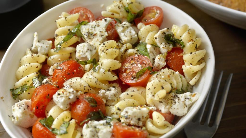 Una ensalada de pasta con macarrones.