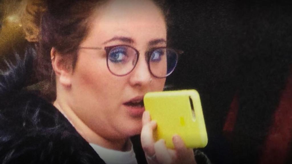 Rocío Flores con un teléfono móvil.
