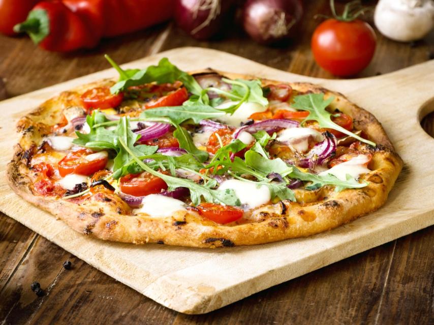 Una pizza recién salida del horno.