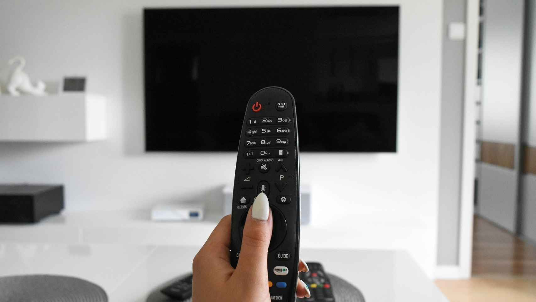 Nueve cosas que hay que evitar a la hora de limpiar la pantalla de tu Smart TV para no dañarla