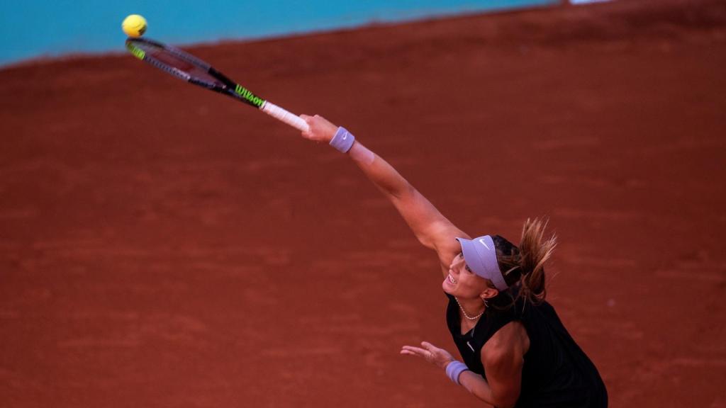 Paula Badosa sacando en el Mutua Madrid Open 2021