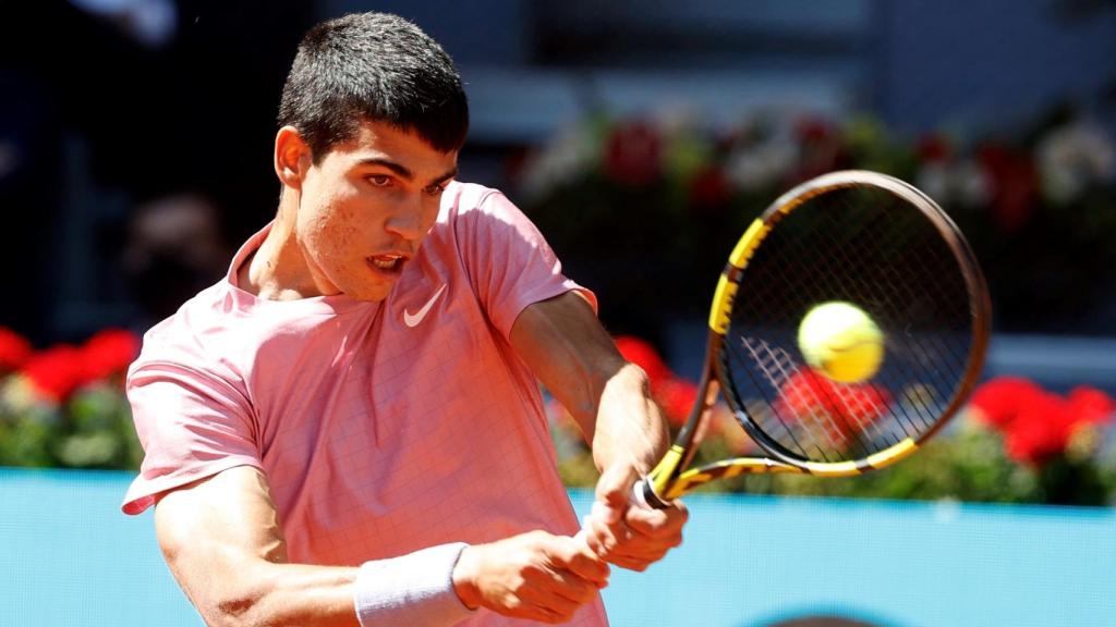 Carlos Alcaraz, durante el encuentro ante Rafa Nadal en el Mutua Madrid Open 2021