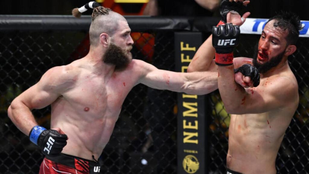 Jiri Prochazka golpea a Dominick Reyes en una pelea de la UFC