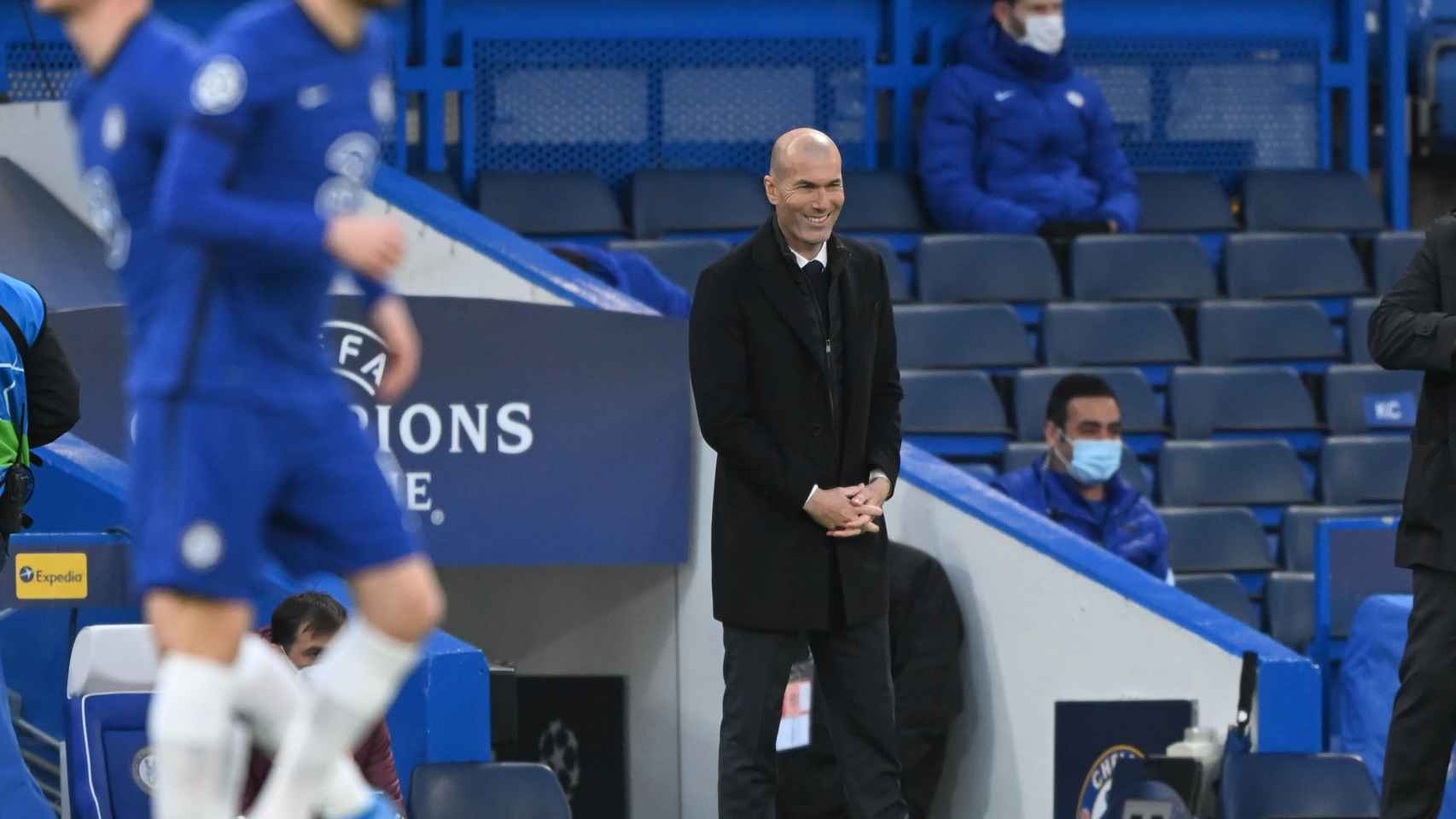 Zinedine Zidane sonriente antes del Chelsea - Real Madrid