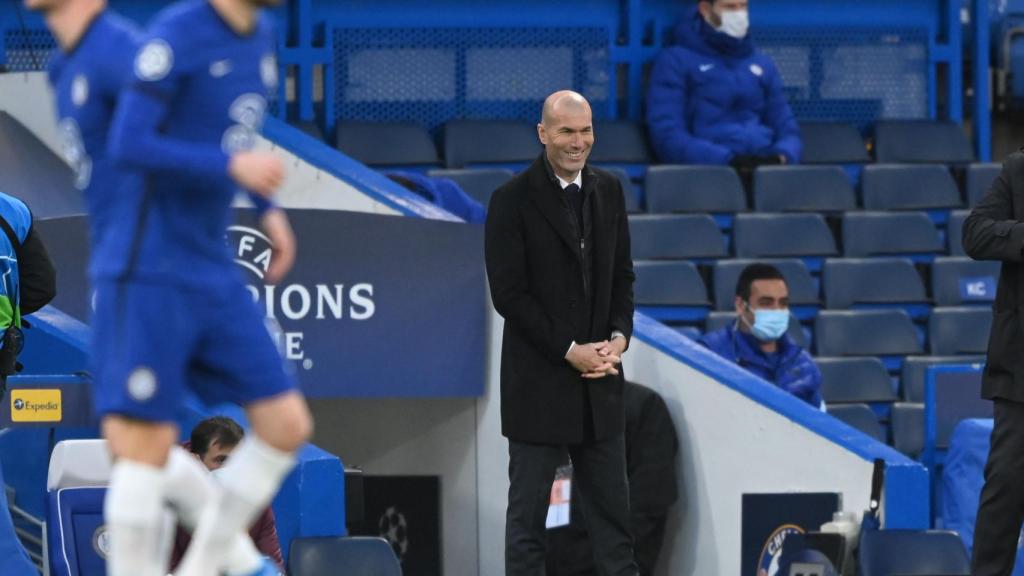 Zinedine Zidane sonriente antes del Chelsea - Real Madrid