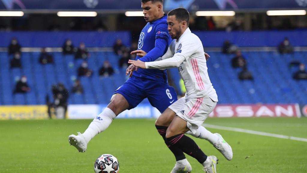 Eden Hazard, presionado por Thiago Silva