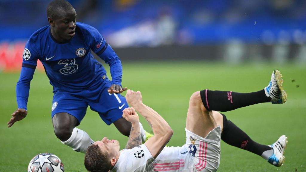 Toni Kroos cae al suelo tras un golpe de N'Golo Kante