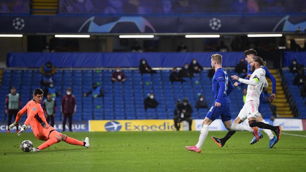 Kai Havertz dispara y detiene Thibaut Courtois