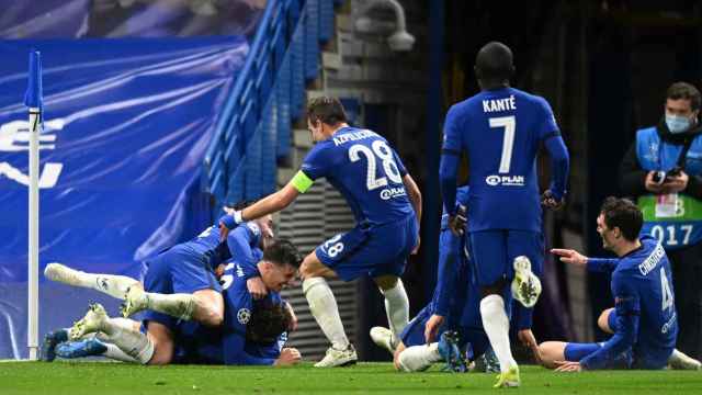 Los jugadores del Chelsea celebran el segundo gol al Real Madrid