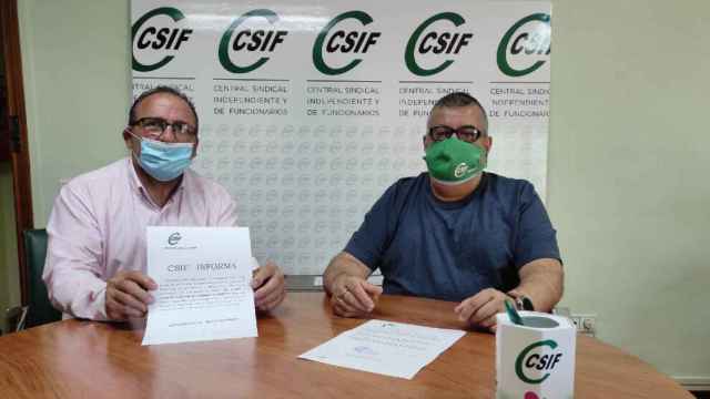 Ricardo Serrano (i), delegado del Empresa Privada en CSIF CLM, y Ángel Carvajal (d), presidente de la Unión Provincial de Toledo de CSIF