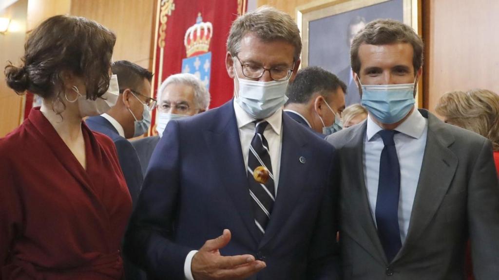 El presidente de la Xunta de Galicia, Alberto Núñez Feijóo, acompañado de la presidenta de la Comunidad de Madrid, Isabel Díaz Ayuso, y el presidente del PP, Pablo Casado, durante su toma de posesión.