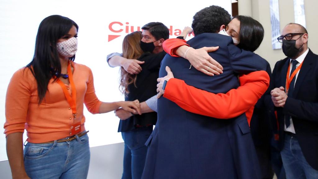 Arrimadas abraza a Edmundo Bal tras conocer el resultado del 4-M.
