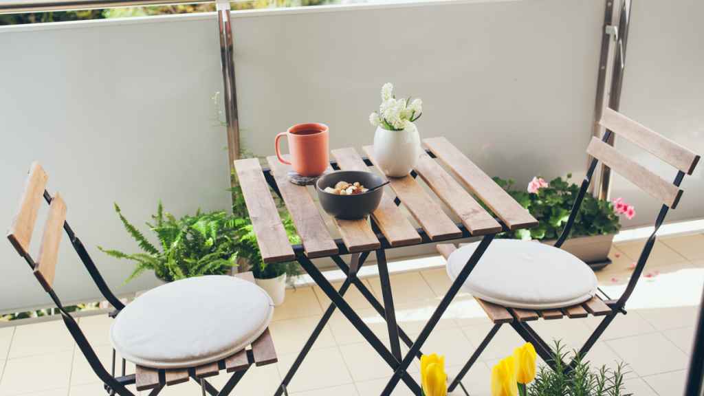 Tres conjuntos de mesa y sillas para balcones y terrazas pequeñas