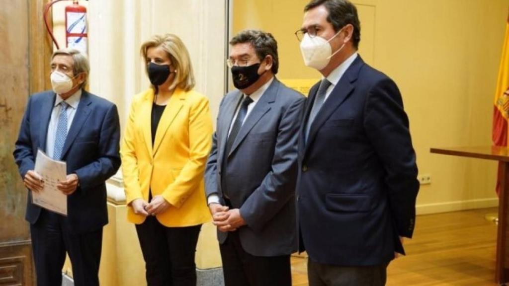 El ministro de Inclusión, Seguridad Social y Migraciones, José Luis Escrivá, firma el acuerdo de colaboración entre el Ministerio, las Mutuas y la CEOE.