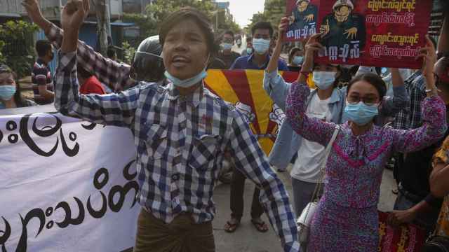 Cientos de manifestantes marchan durante una protesta antimilitarista en Mandalay, en Myanmar