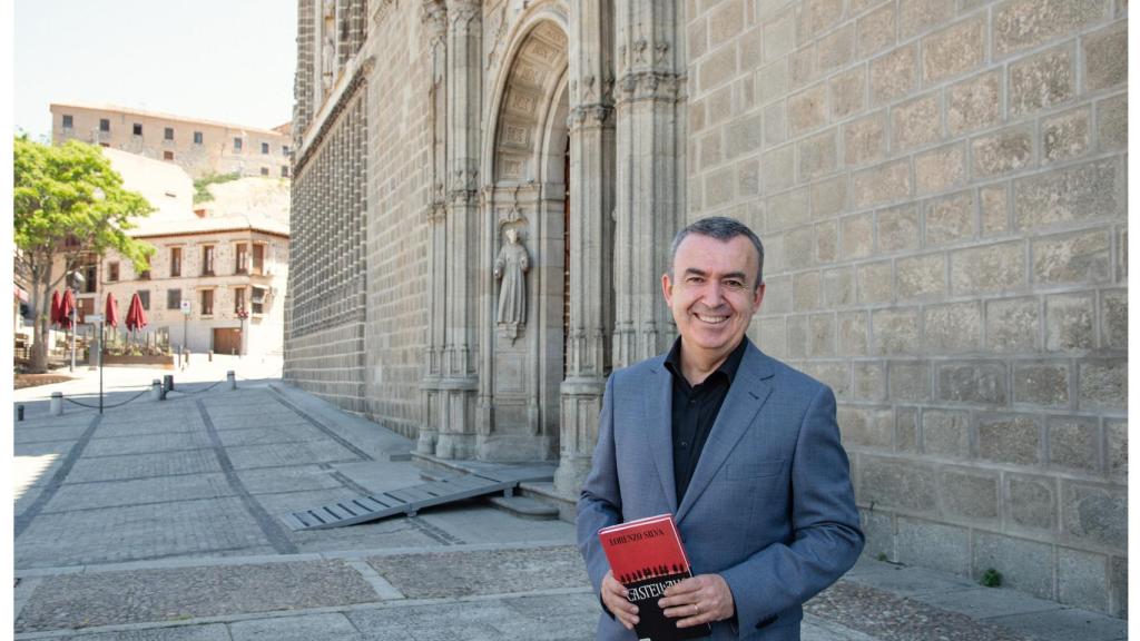 Lorenzo Silva junto al Monasterio de San Juan de los Reyes.