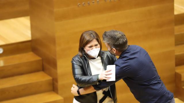 Isabel Bonig abraza a Fran Ferri (Compromís) tras su discurso de despedida de 'Les Corts'.