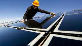Un operario revisa unas placas de energía solar.